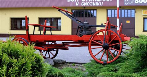 Strażacki wóz konny z 1905 roku, podobny do tego, jaki znajdował się na wyposażeniu dawnej straży w Białaczowie.