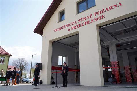 Zdjęcie przedstawiające nową remizę OSP Przechlewo podczas ceremonii otwarcia