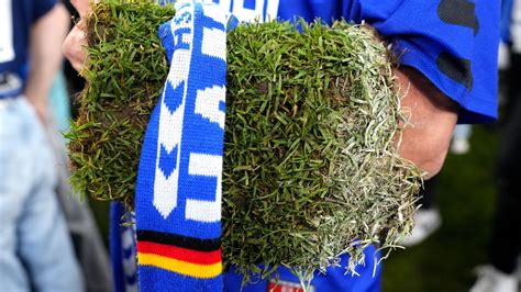 Kibice HSV na Volksparkstadion po awansie, widoczne zniszczenia stadionu