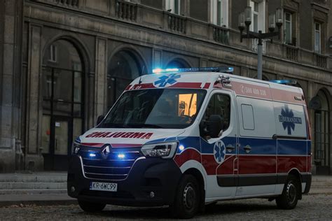 Zdjęcie karetki pogotowia i wozu strażackiego w nocy