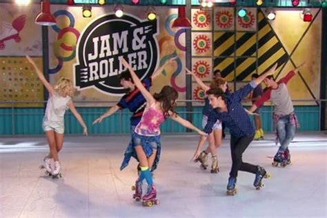 Wrotkowisko Jam & Roller przed pożarem, pełne młodych ludzi jeżdżących na wrotkach