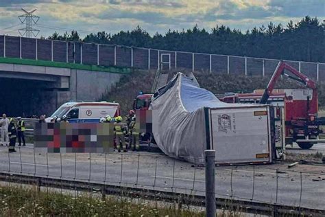 Wrak pojazdów po kolizji na autostradzie A1
