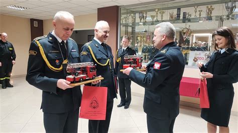 Zdjęcie przedstawiające asp. sztab. Zbigniewa Waszczaka i st. ogn. Zbigniewa Kowalewskiego podczas uroczystości pożegnania ze służbą.