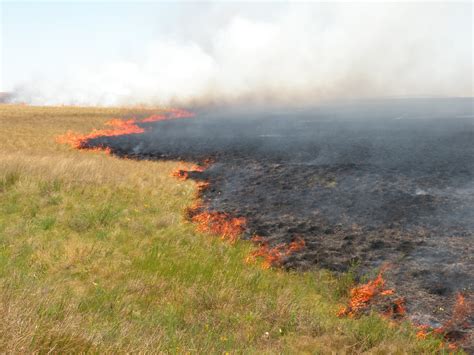 Zdjęcie przedstawiające gęsty dym nad krajobrazem Krety