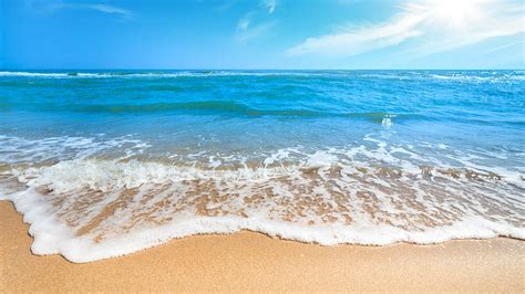 Zdjęcie plaży z widocznym dymem w oddali