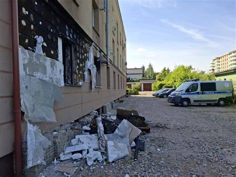 Zniszczenia po pożarze mieszkania w bloku