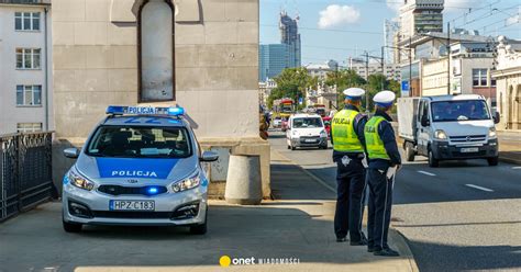 Zdjęcie radiowozu policyjnego przed budynkiem prokuratury