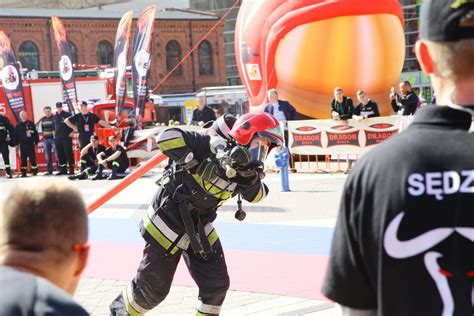 Zdjęcie strażaka podczas Firefighter Combat Challenge w Manufakturze