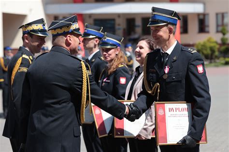 zdjęcie młodego strażaka w mundurze podchorążego SGSP