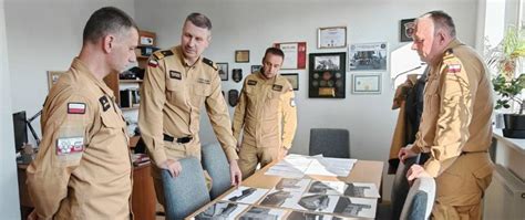 Zdjęcie przedstawiające uczniów w trakcie wizyty studyjnej w jednostce straży pożarnej lub muzeum