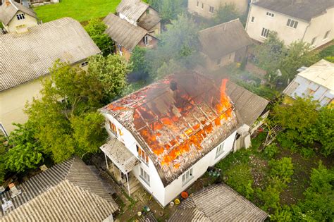 Schemat przedstawiający najczęstsze miejsca powstawania pożarów w kuchni i salonie