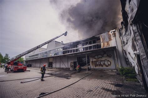 zdjęcie z miejsca akcji straży pożarnej przy płonącej hali magazynowej