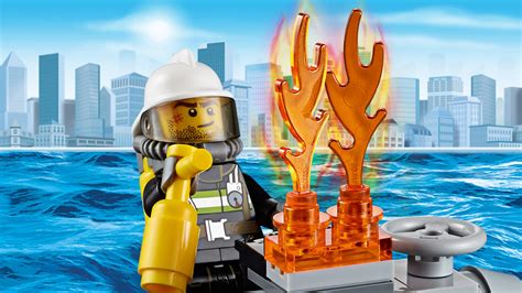 Detale zestawu LEGO 60106: minifigurki strażaków, płonący silnik na nabrzeżu i akcesoria