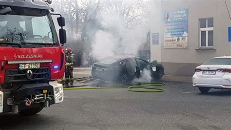 Płonąca Tesla na parkingu w Piotrkowie Trybunalskim