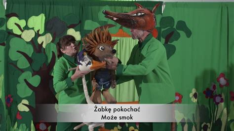 Zdjęcie przedstawiające kolorową scenografię przedstawienia teatralnego dla dzieci z postaciami ze Strażaka Sama