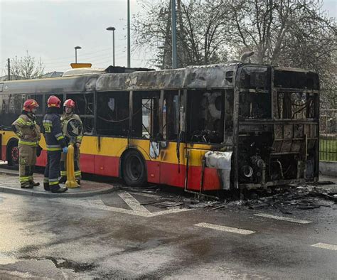 Zdjęcie płonącego autobusu miejskiego w Warszawie na skrzyżowaniu ulic Kadetów i Poprawnej