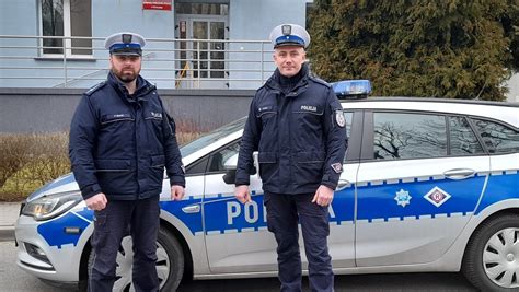 Policjanci podczas pełnienia służby