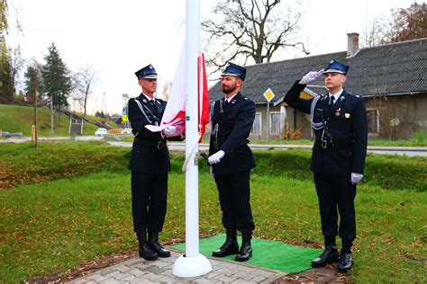 Strażacy OSP Brzeziny w mundurach galowych podczas uroczystości