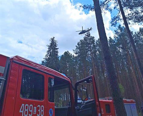 Las w płomieniach, helikopter gaśniczy