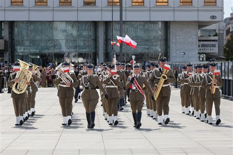 zdjęcie z uroczystości strażackich, pokazujące musztrę lub ceremonię wręczenia odznaczeń
