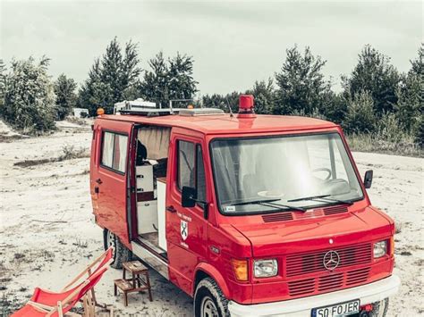 Mercedes T1 Kaczka w wersji strażackiej, w akcji lub na tle remizy