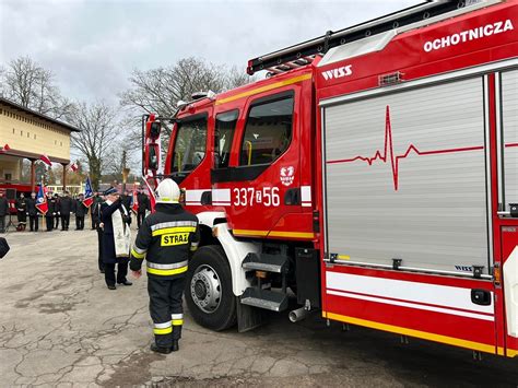 Zdjęcie nowego średniego wozu ratowniczo-gaśniczego marki MAN przed remizą OSP Włoszczowice