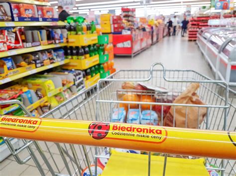 Zdjęcie: Zgliszcza wnętrza sklepu Biedronka po intensywnym pożarze