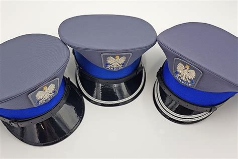 Zdjęcie przedstawiające różnorodne akcesoria i odzież dla służb mundurowych