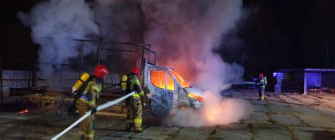 zdjęcie uszkodzonych przez ogień samochodów, jeden osobowy i jeden dostawczy