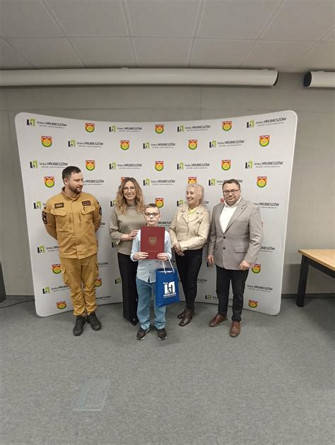 Uczestnicy Turnieju Wiedzy Pożarniczej z nagrodami i dyplomami