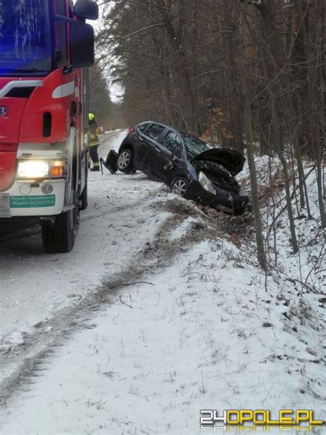 Samochód w rowie po wypadku drogowym
