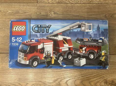Zestaw LEGO City 7239 Wóz strażacki na tle miasta