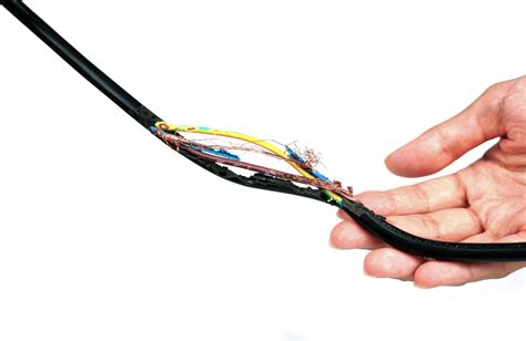 Zdjęcie przedstawiające uszkodzone kable lub problemy z instalacją elektryczną na lotnisku