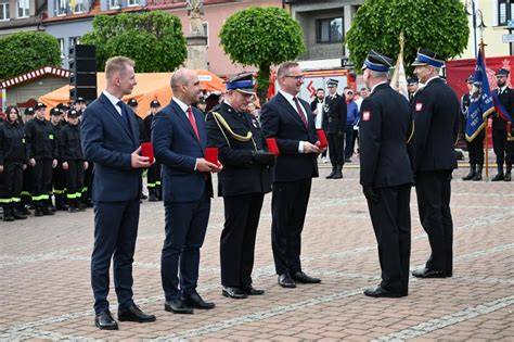 Uroczysty apel strażaków z gośćmi, wręczenie odznaczeń