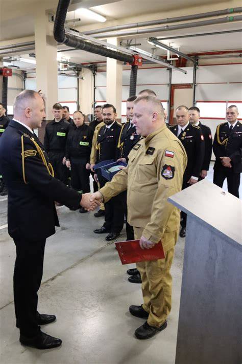 Portret asp. sztab. Damiana Andreasika w mundurze strażackim