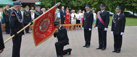 Wręczenie sztandaru OSP Błeszno podczas uroczystości 100-lecia
