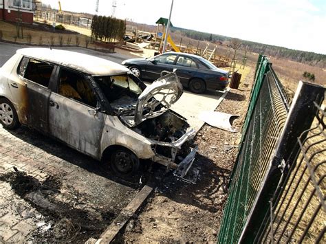 Zdjęcie spalonych samochodów na parkingu w Olsztynie