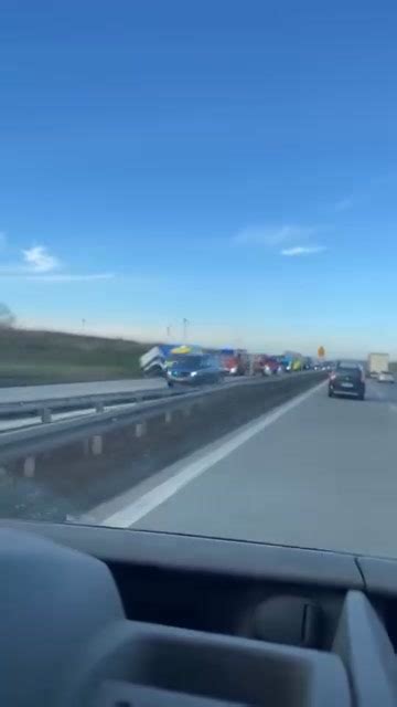 Scena pożaru samochodu z udziałem służb ratunkowych i policji