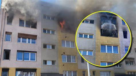 Zdjęcie straży pożarnej gaszącej płomienie w bloku mieszkalnym w Sosnowcu