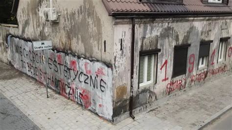 Zniszczona elewacja budynku mieszkalnego po pożarze