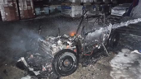 Zniszczony garaż po pożarze z widocznymi szczątkami samochodu