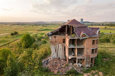 zdjęcie przedstawiające zniszczony dom po pożarze