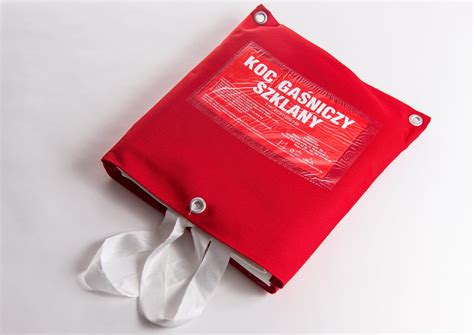 Ilustracja przedstawiająca wyposażenie przeciwpożarowe w domu: czujnik dymu, gaśnica, koc gaśniczy.