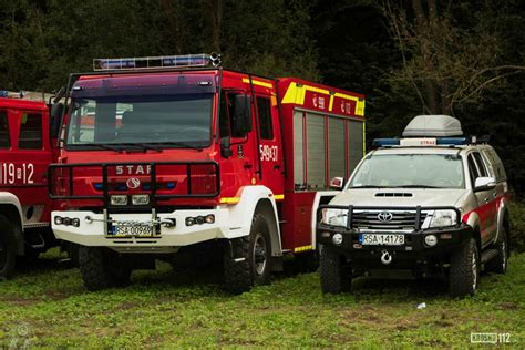 Zestawienie pojazdów ratowniczych na tle akcji gaśniczej w trudnym terenie