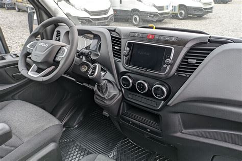 Wnętrze samochodu dowodzenia i łączności IVECO Daily z wyposażeniem sztabowym