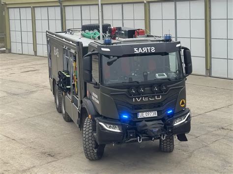 Ciężki wojskowy samochód strażacki IVECO T-Way w akcji