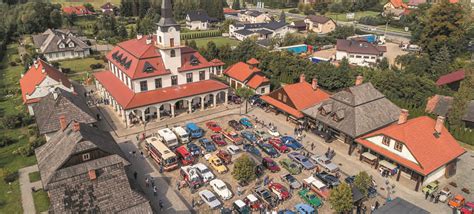 Widok z lotu ptaka na Miasteczko Galicyjskie w Nowym Sączu z rynkiem i otaczającą zabudową