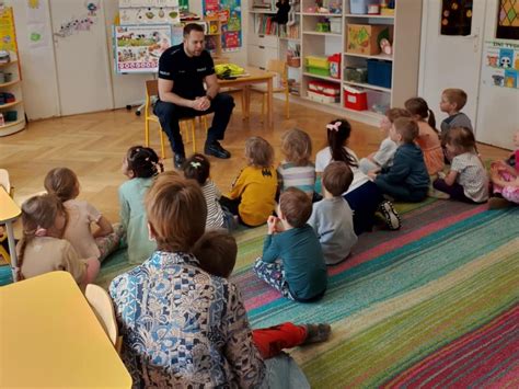 Dzieci uczą się o bezpieczeństwie w przedszkolu