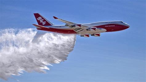 Zdjęcie przedstawiające Global SuperTanker Boeing 747-400 w akcji gaśniczej