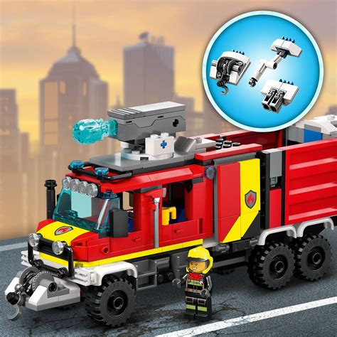 Zabawkowa ciężarówka lotniskowej straży pożarnej LEGO z armatką wodną i minifigurkami strażaków